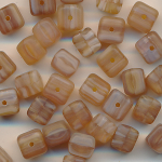 Glasperlen sesam-bernstein matt, Inhalt 10 St&uuml;ck, Gr&ouml;&szlig;e 6 x 6 mm, W&uuml;rfel