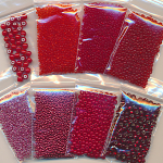Wundertüte Rocailles rot, Inhalt 100 g, 5-8 Tüten pro Pack, Glas sortiert wechselnd