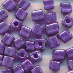 W&uuml;rfel-Perlen aubergine lila metallic, Inhalt 20 g, Gr&ouml;&szlig;e 4 mm