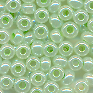 Rocailles grün ceylon, Inhalt 7 g, Größe 10/0, böhmisch